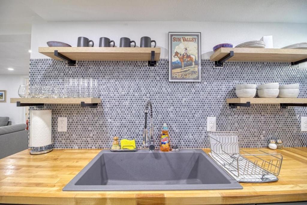 Апартаменты Great Find! Downtown Oasis With Office Setup Туин-Фолс Экстерьер фото